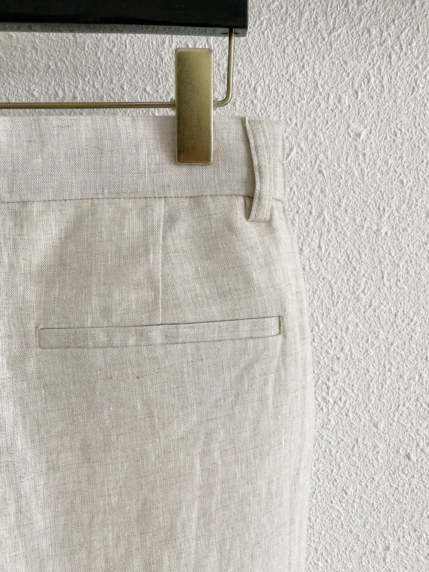 Loro Piana linen tapered trousers Fabric: Made of 100% Italian rain dew linen, treated with the brand's exclusive softening process to weaken the rough and skin-piercing feel of the original linen material; the surface retains the natural clear linen texture, matte low-saturated tone, Breathable and quick-drying, making it the core fabric for a complete set of spring and summer old-money styles. Pattern structure: tapered cut, wide at the top and slightly tapered at the bottom, with the trousers length exposing the ankles, neat and not dragging, modifying the leg shape, and highly tolerant to various leg types; single pleat design on the front, increasing abdominal margin, and no tight wrinkles when sitting for long periods of time; clever waistband, standard trousers placket + belt loops on the front, hidden elastic waist on both sides, taking into account formal formality and daily comfort, without picking on the waistline; It has diagonal pockets on both sides, minimalist wiring and no exposed logos, maintaining a low-key texture; the flat trouser legs do not need to be rolled, and have relaxed and casual lines. Color options: Dark Coffee Brown, Navy Blue, Cream White, and native hemp Beige, covering all commuting, leisure, and vacation scenarios. Style positioning: Italian relaxed and light business style, minimalist holiday style, new Chinese style daily wear, same style unisex version for men and women, focusing on high-end complete sets without logos. Sizes:M-4XL